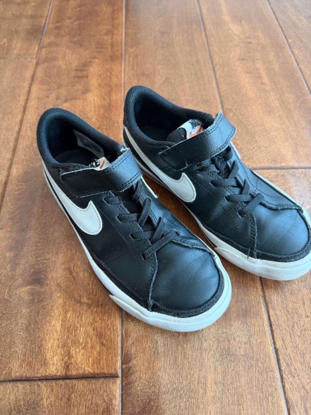 Nike Kids Black and White Low-Top Velcro Lace Sneakers SIZE 2Y
